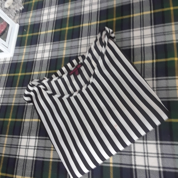 Size XS striped cute out heart shaped cropped top - Picture 2 of 11